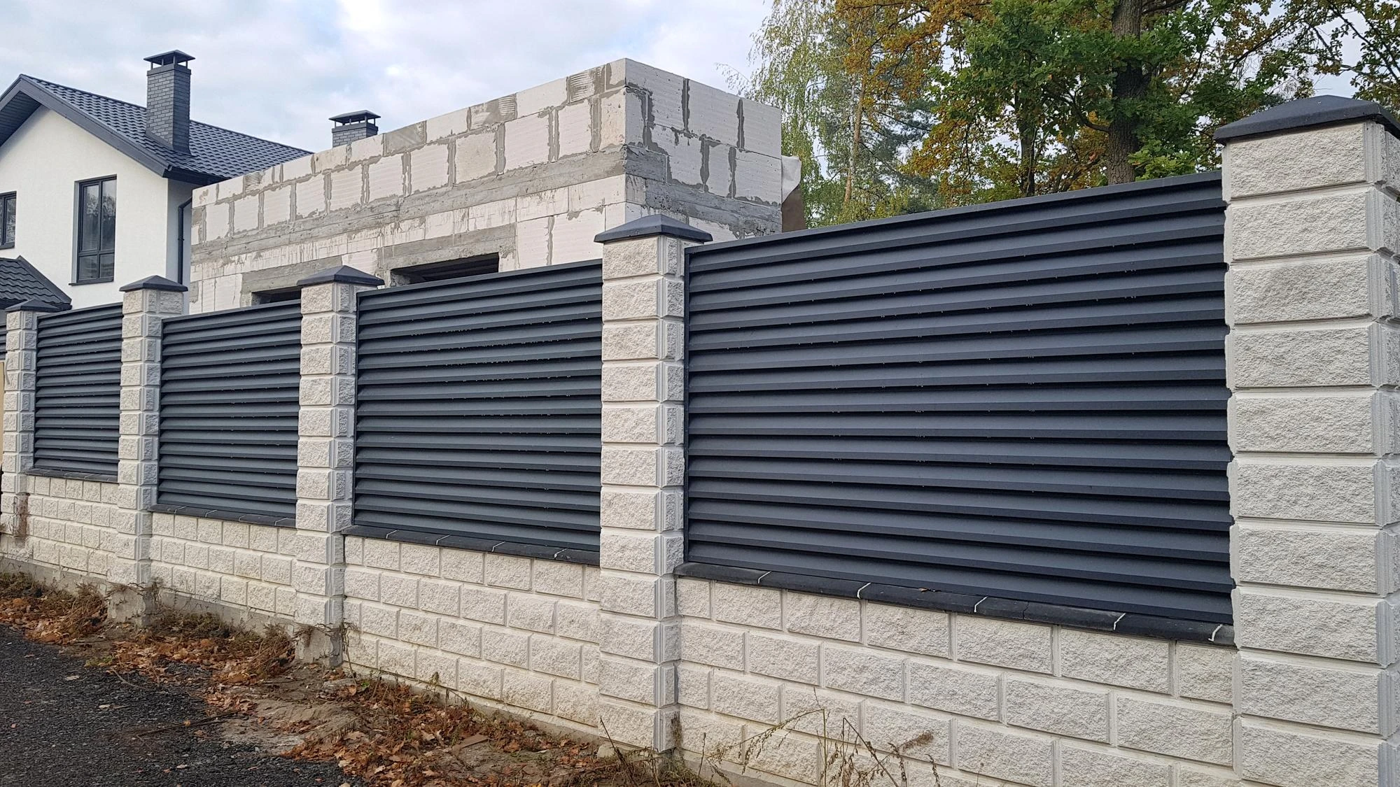 Ogrodzenie domu: formalności związane z budową ogrodzenia. Kompletny poradnik